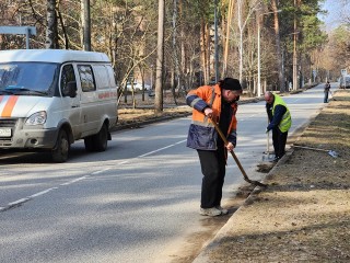 В Протвине рабочие убирают пыль, грязь и мусор на Новом проезде