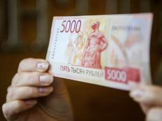 Новые пятитысячные купюры посоветовали сдавать в кассы банков из-за проблем с банкоматами