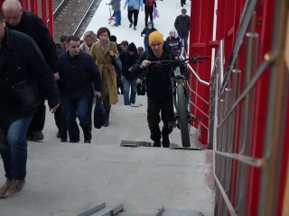 В Серпухове на новом пешеходном мосту установили пандусы