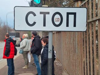 Дорожный знак на тротуаре стал препятствием для пешеходов в поселке Биокомбината