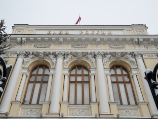 ЦБ продлил ограничения на перевод денег за рубеж до октября