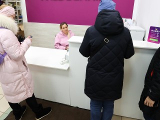 Парочка из Лобни решила обмануть маркетплейс, сдав на возврат свои старые вещи