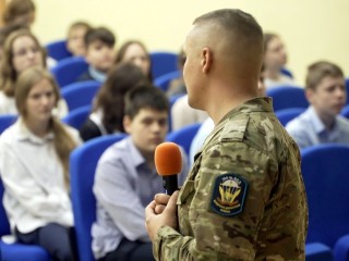 Ветеран СВО рассказал старшеклассникам из Власихи о буднях воинов на передовой