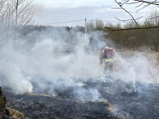 Пожарные ликвидировали возгорание сухой травы в Раменском округе