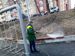 Детские площадки в Щелкове моют после зимы с помощью специального оборудования
