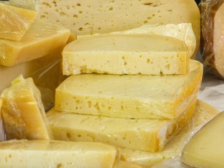 Растительные жиры нашли в сырах молочного комбината из Дмитровского округа