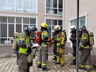В Балашихе спасатели отработали тушение условного пожара в доме культуры