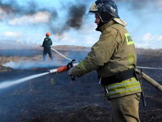 В Лопатинском микрорайоне загорелось поле с сухой травой