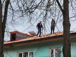 Ремонт крыши дома на улице Садовой в Волоколамске завершат на этой неделе