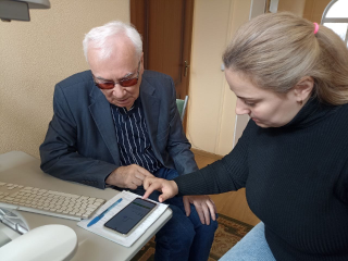 Пожилых людей Видного научили записываться на прием к врачу через интернет