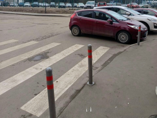 У пешеходного перехода в Супоневе установили антипарковочные элементы