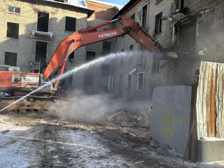 В администрации ответили, заливают ли рабочие пыль водой при сносе дома в Белой Даче