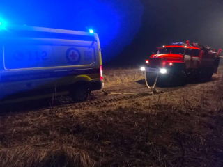 Спасатели вызволили скорую из грязевого плена в Шатуре