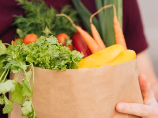 В Дмитрове женщина купила продукты и принесла их домой на голове