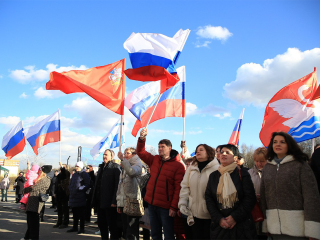 Долгопрудненцы вышли с флагами России в Центральный парк на годовщину воссоединения Крыма