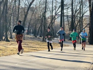 В Раменском мужчины пробежали марафон в семейных трусах в честь женщин