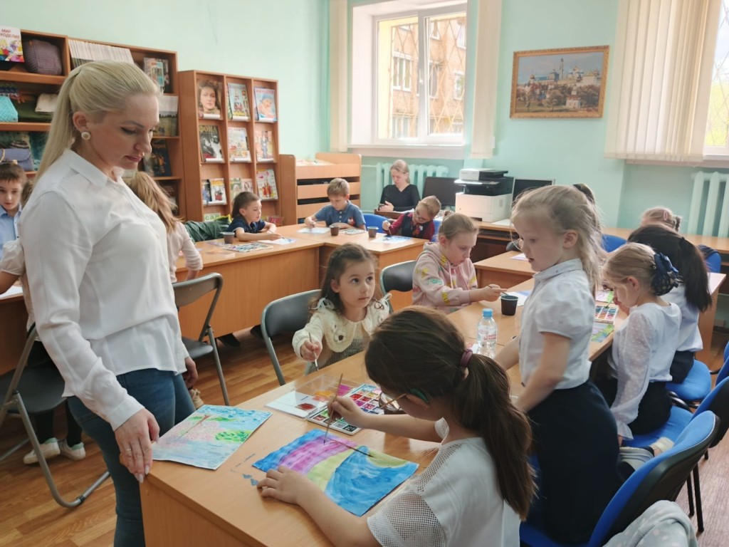 В рузской библиотеке научили детей рисовать сакуру