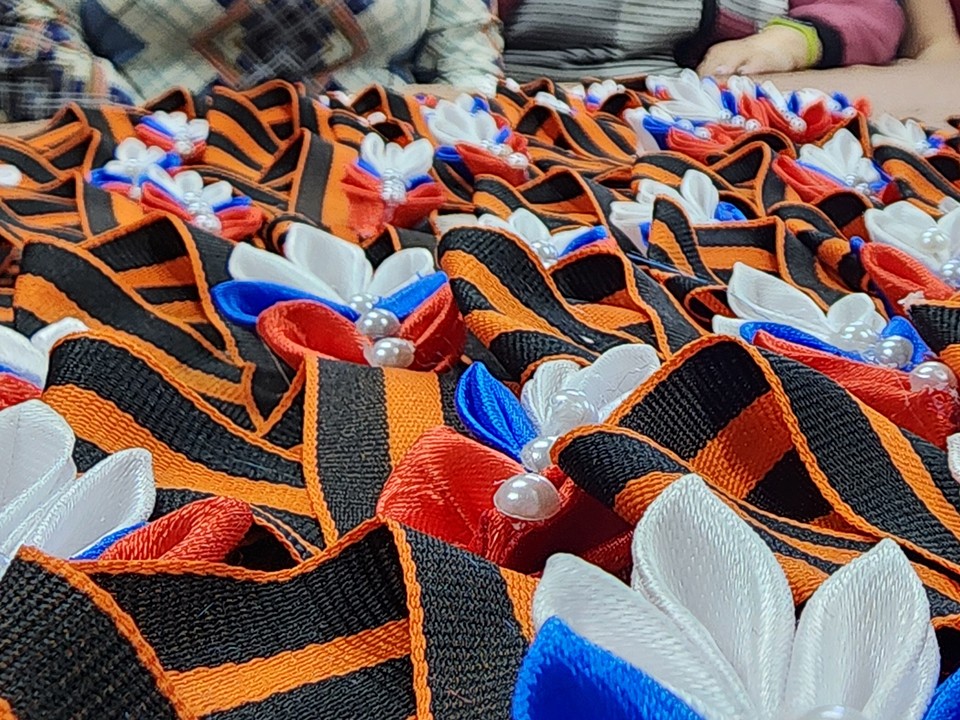 В Волоколамске научили делать памятные броши ко Дню Победы своими руками