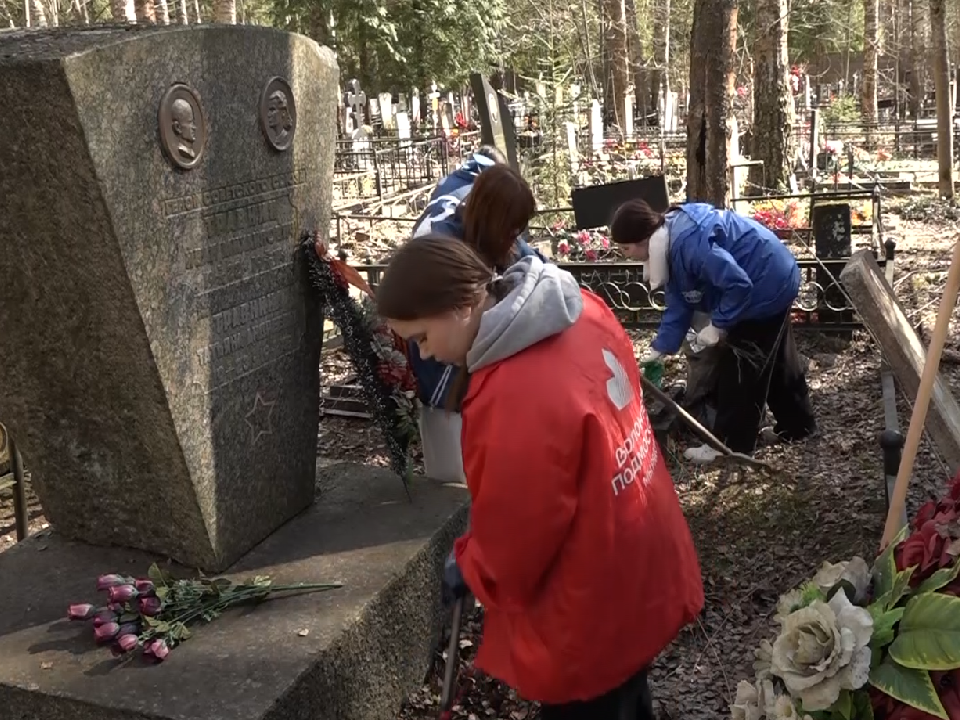 В Дубне перед праздниками привели в порядок могилы Героев Советского Союза