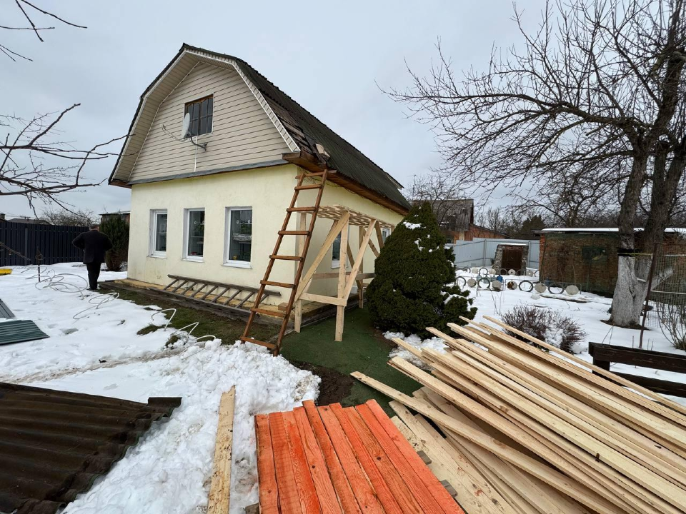 Ветерану Великой Отечественной войны из Ленинского отремонтируют крышу дома