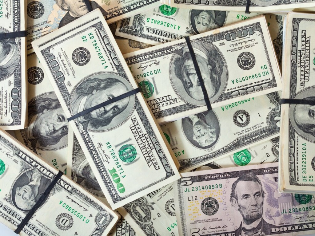 Курс доллара на выходные упал до 84₽