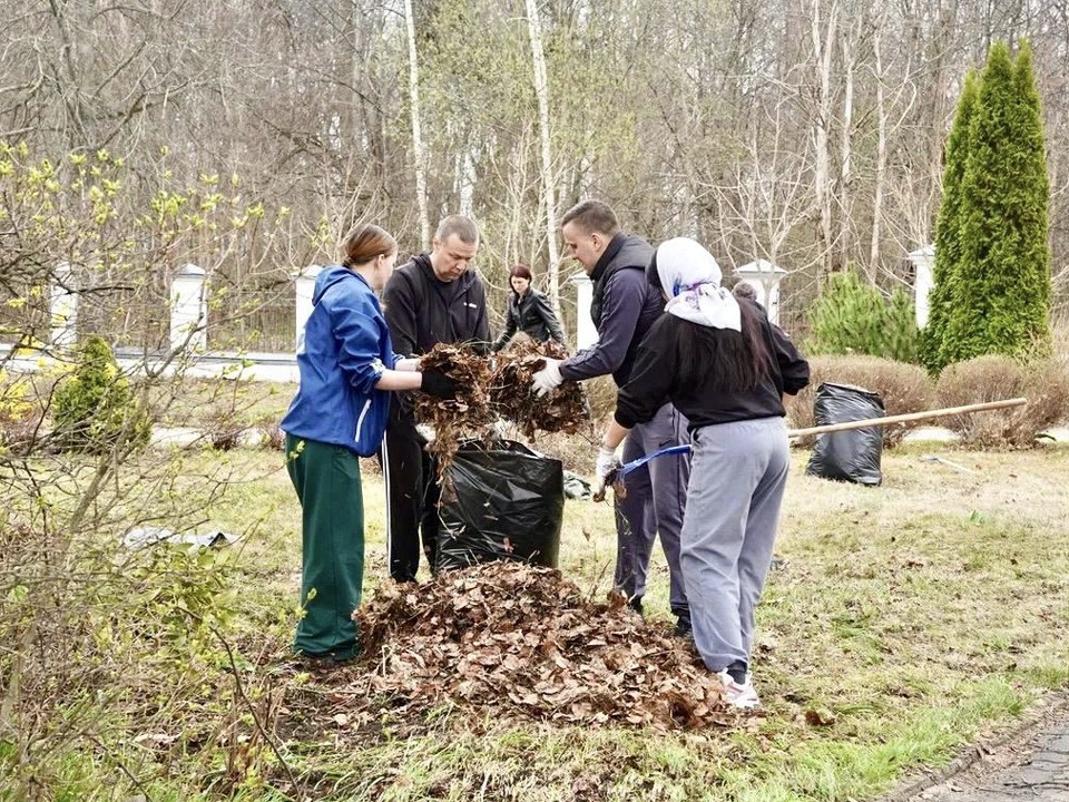 В Дубне состоялся субботник у Храма Похвалы Пресвятой Богородицы