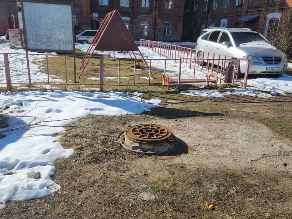 Люк у детской площадки в Красноармейске закрыли после обращения жителей