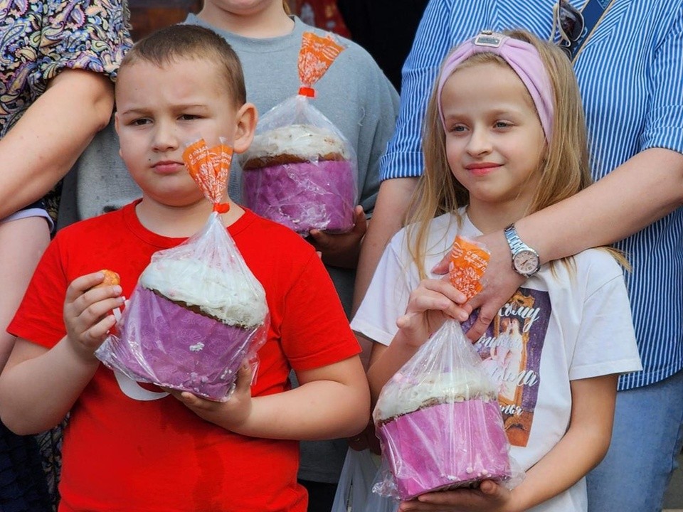 Никольский храм передал около 70 куличей подопечным реабилитационного центра