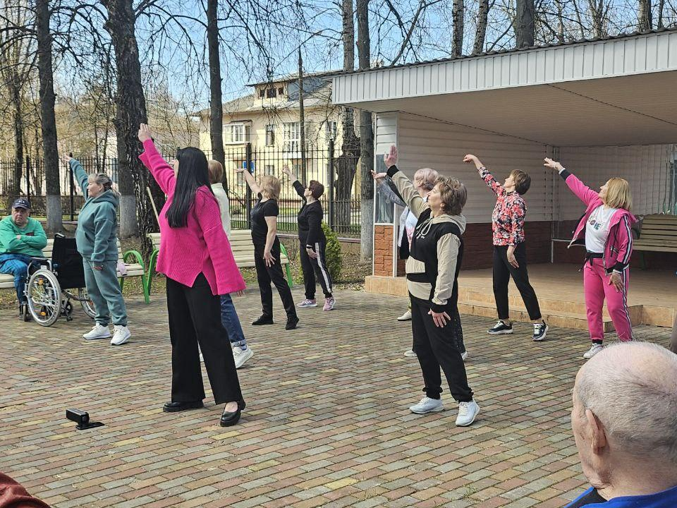 «Серебряные волонтеры» помогают пожилым людям оставаться в движении
