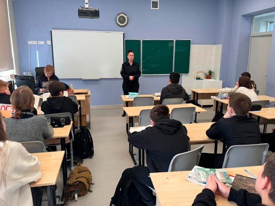 Сотрудница полиции Королева рассказала подросткам об опасности наркотиков