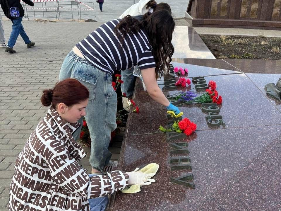 В Дмитрове студенты-медики облагородили мемориалы в память о героях войны