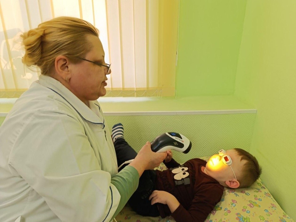 Врачи Ногинска снимают боль в мышцах у детей с ОВЗ с помощью светотерапии
