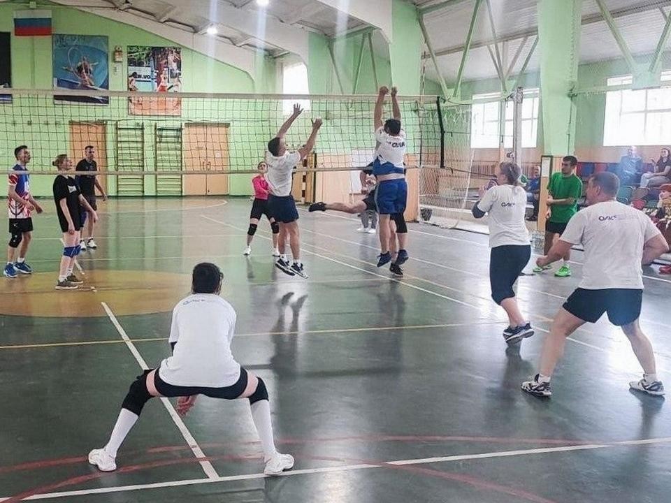 Рабочий класс в Луховицах выяснил, кто лучше играет в волейбол