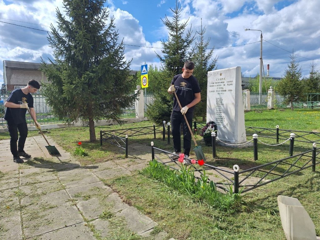 Студенты Ступинского техникума привели в порядок памятник Героям перед 80-летием Победы