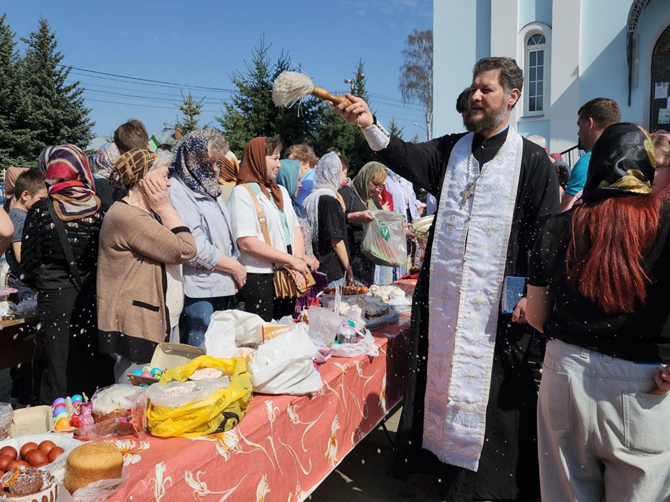 В Мамонтовке верующие в Великую субботу освятили куличи и яйца
