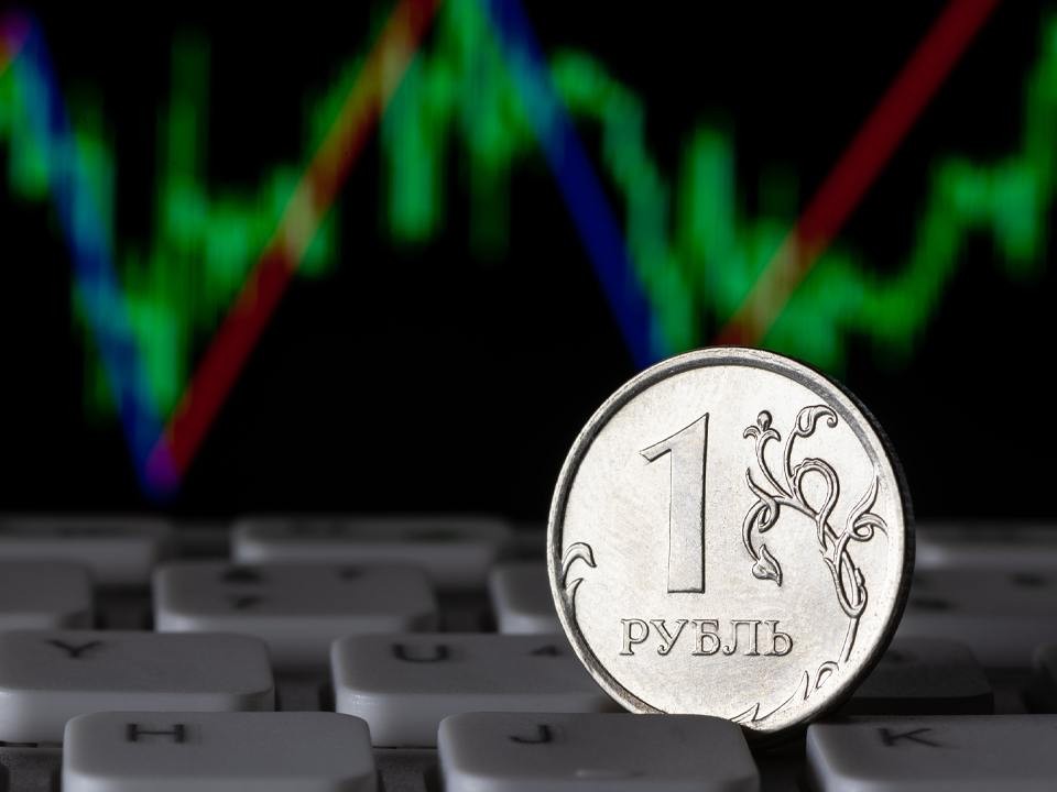 Курс доллара на торгах упал ниже ₽81
