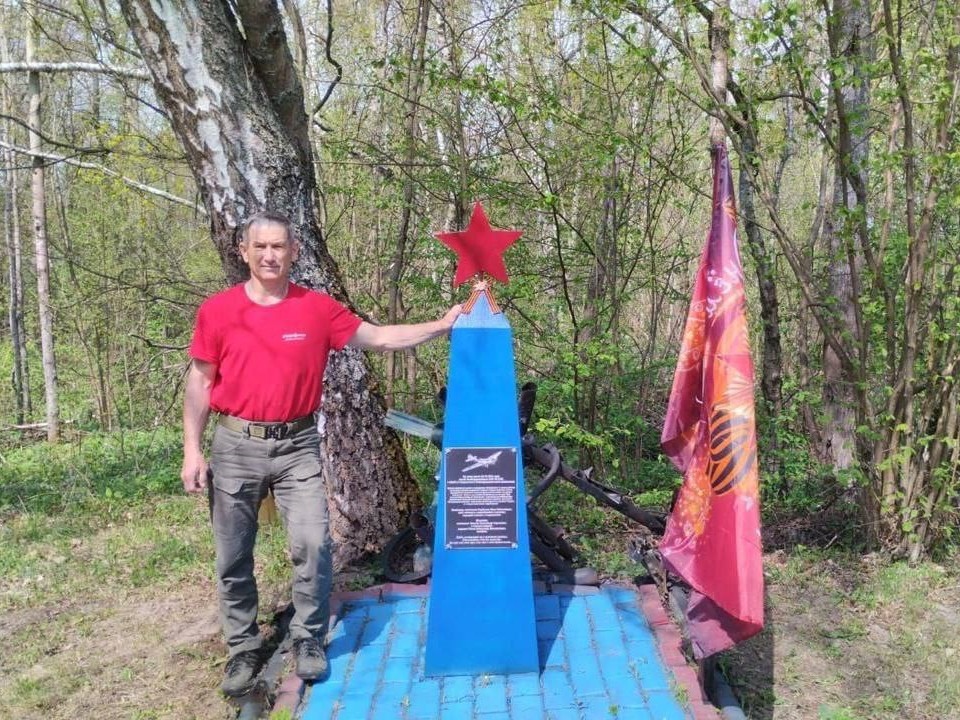 В Демшинке покрасили звезду и основание стелы на мемориале павшим летчикам