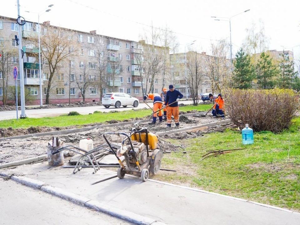На улице Строителей обновляют асфальт