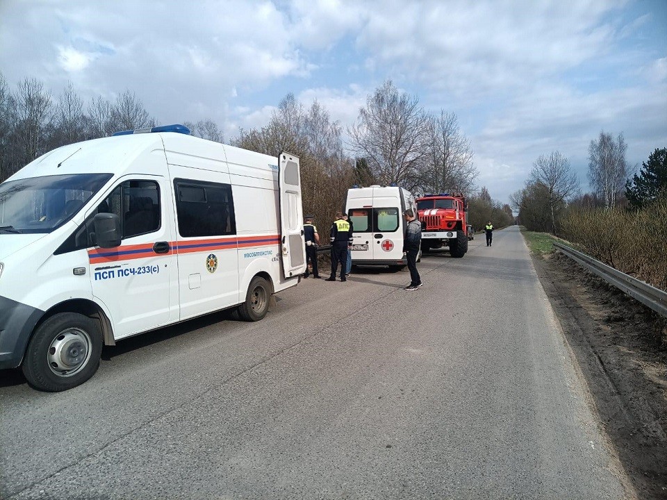 В Сергиево-Посадском округе спасатели извлекли пострадавших из смятой машины