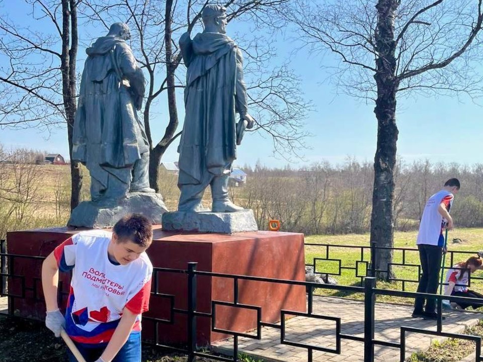 Волонтеры привели в порядок обелиск воинам в Судислове