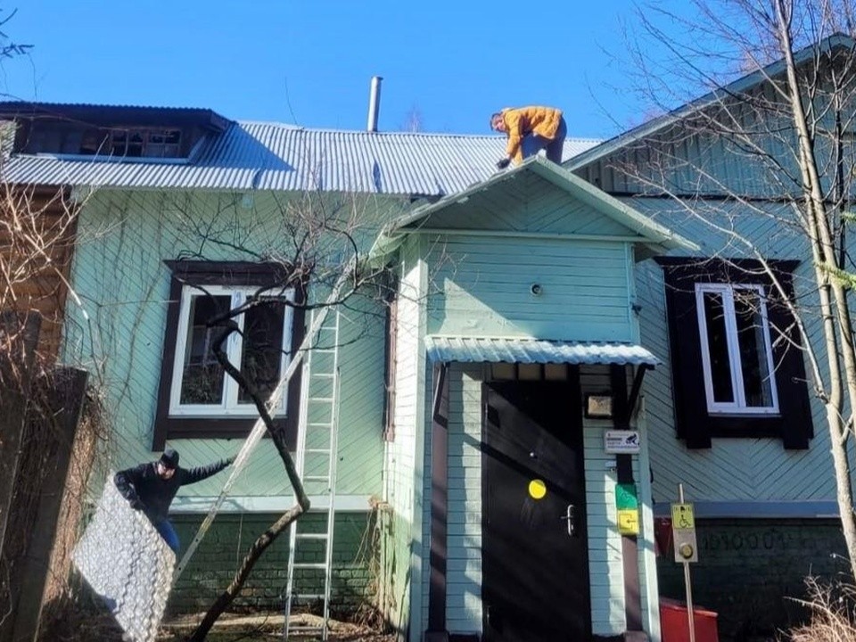 Депутат Богородского округа помогла с ремонтом крыши здания, где проводят время пенсионеры