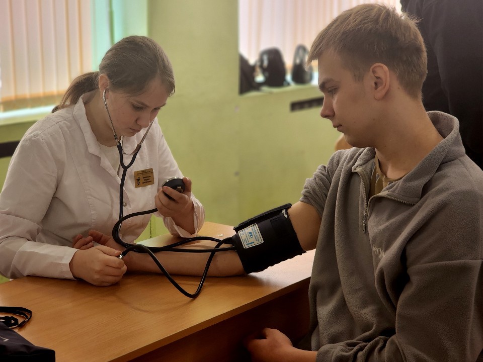 В Дубне будущим студентам рассказали о сестринском деле и графическом дизайне