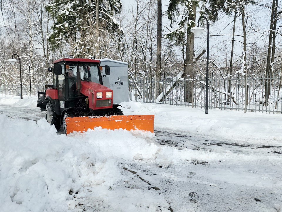 Глуховский парк в Ногинске убирают от снега