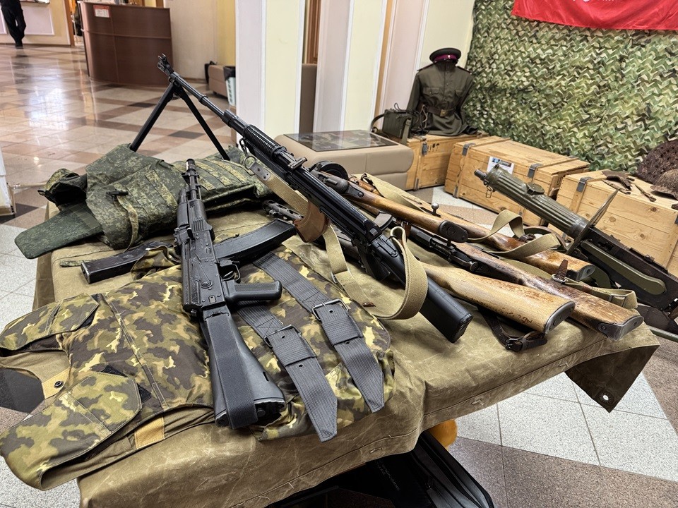 Боец СВО рассказал учащимся Шаховской о военных трофеях