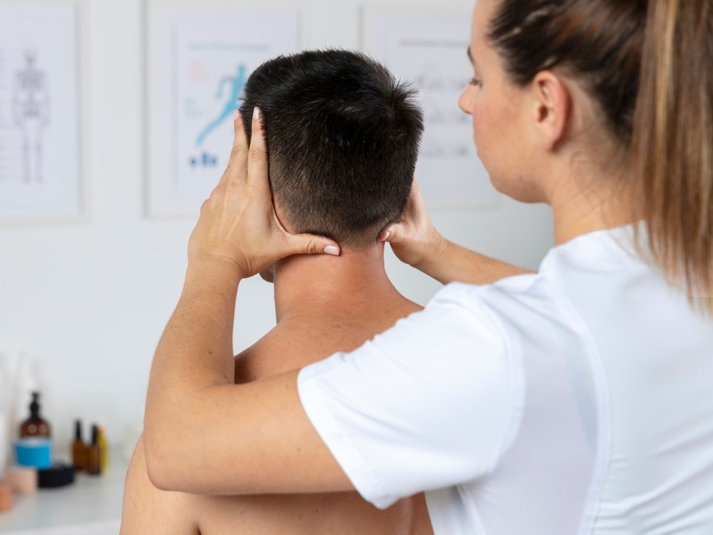 Врач Мясников: манипуляции с шеей могут стоить жизни