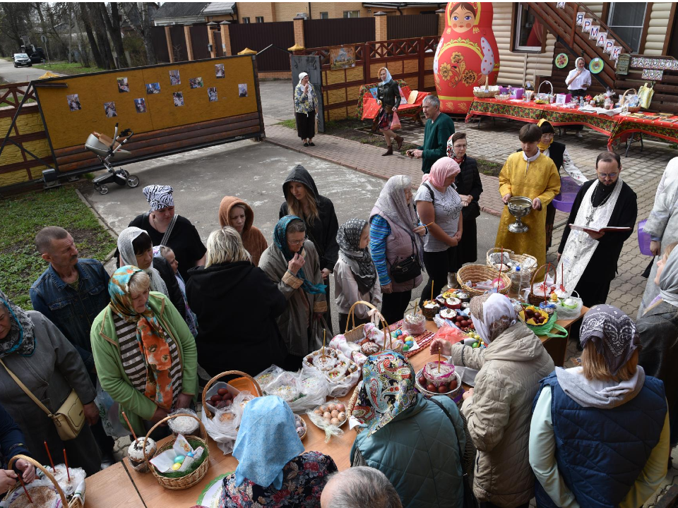 В храме Серафима Саровского готовятся к вечерним пасхальным службам