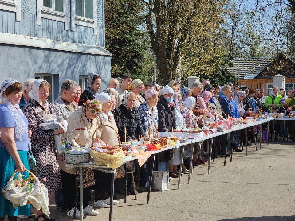 Более двух тыс. человек за семь часов освятили яйца и куличи у храма в Королеве