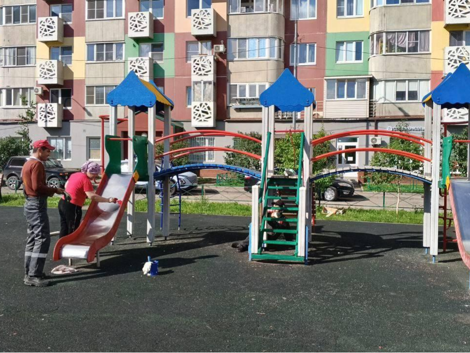 Коммунальщики с начала года отремонтировали более 22 тыс. элементов на детских площадках