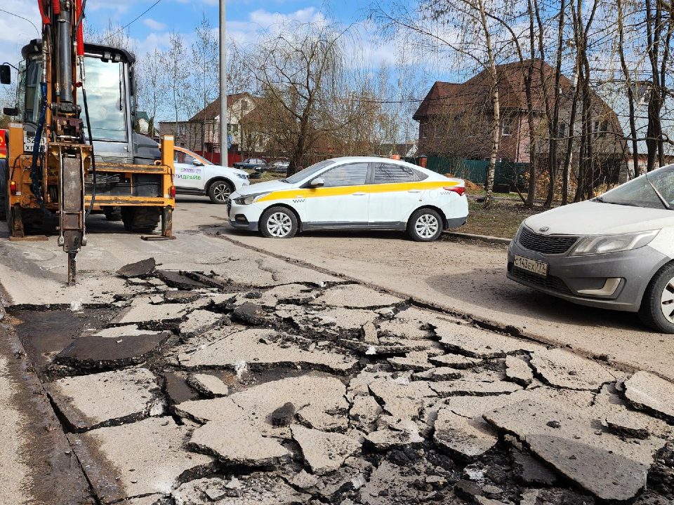 Во дворе дома на улице Текстильщиков в Домодедове чинят дорогу