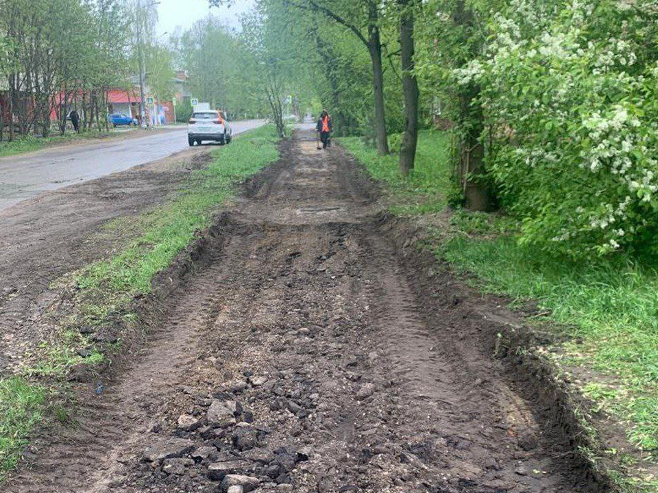 На улице Корнеева в Электростали начали ремонтировать тротуар